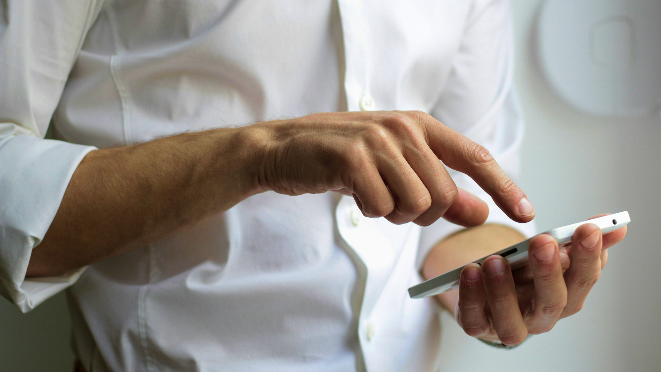 Man holding a cellphone